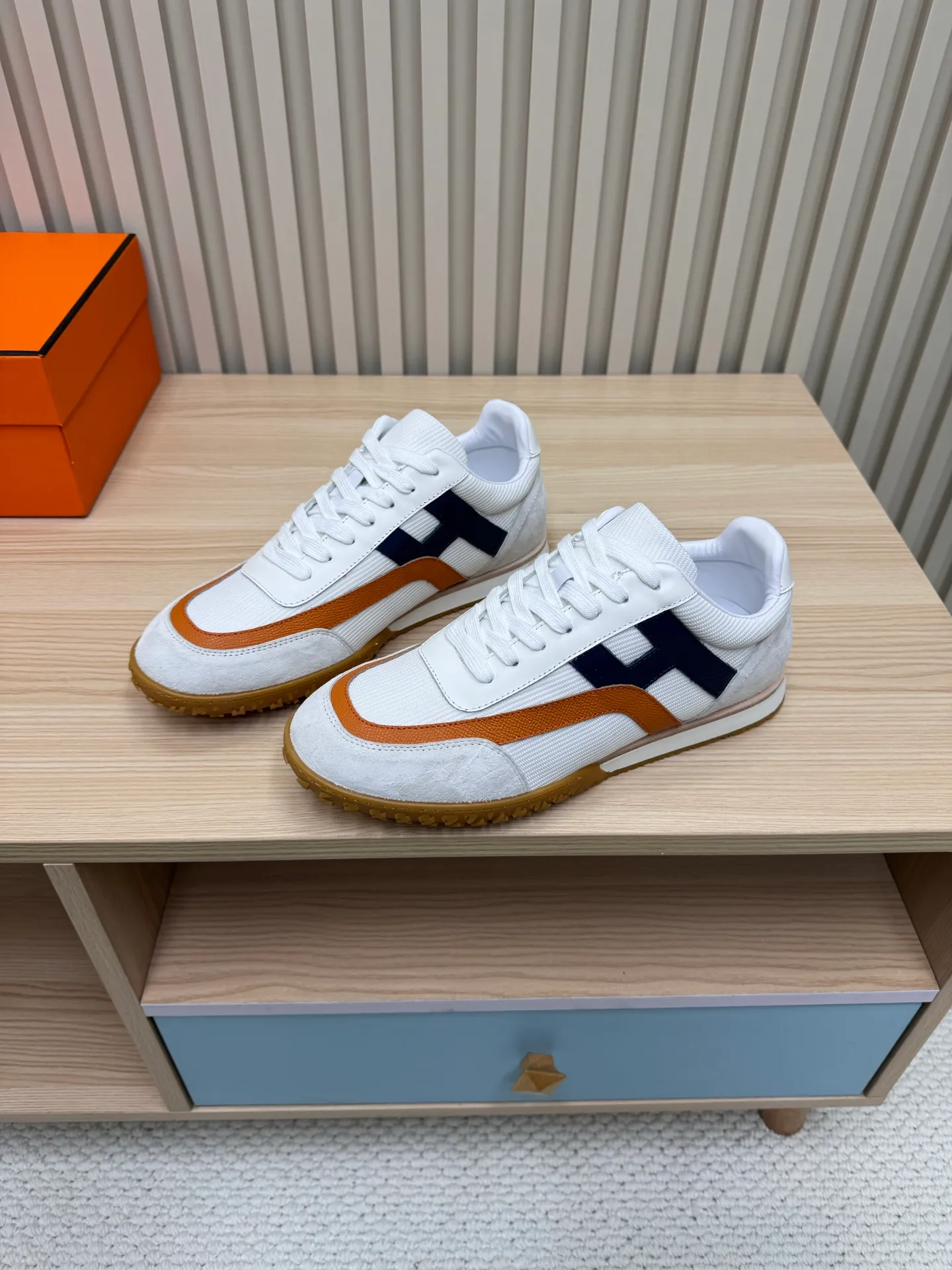 👟👟Ex-factory price 600👟👟 Hermes / Top version #couple style 24ss casual sneakers Suede goatskin sneakers decorated with contrasting patterns and iconic "H" details, beautifully packaged at the delivery counter🛍📦 Fabric: suede + down cloth Lining: mixed sheep lining Outsole: original TPU Bottom thickness: 2CM Size: 35-45